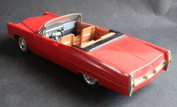 Schuco Cadillac De Ville Convertible 1968 Plastikmodell mit Batterieantrieb (8426)